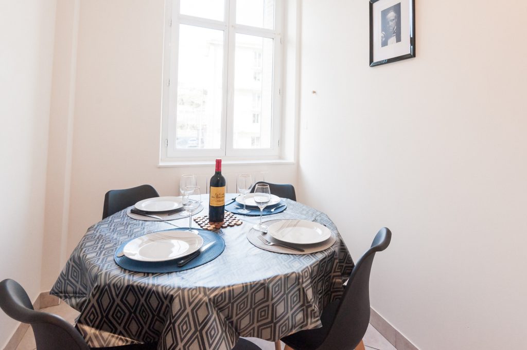 table à manger avec des couverts