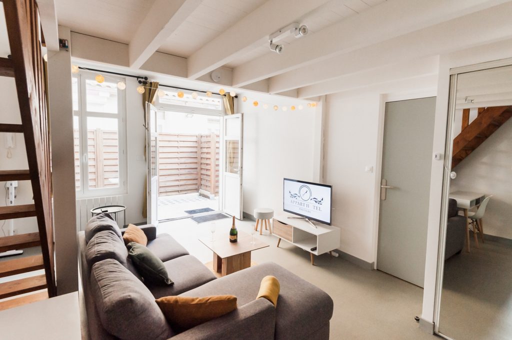 salon avec un porte ouverte sur terrasse