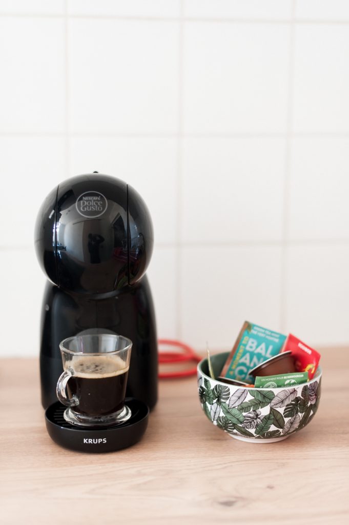 cafetiere avec une tasse remplie