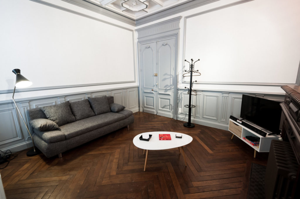 Salon aménagé avec parquet sur chevron